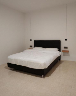 23 Inn Queen bedroom with Balcony